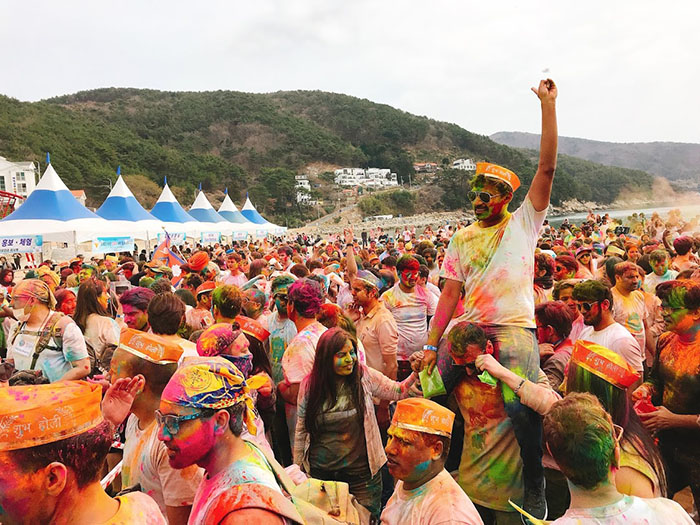  
Both Koreans and non-Koreans visit Holi Hai in Korea to welcome spring and have fun.
1
